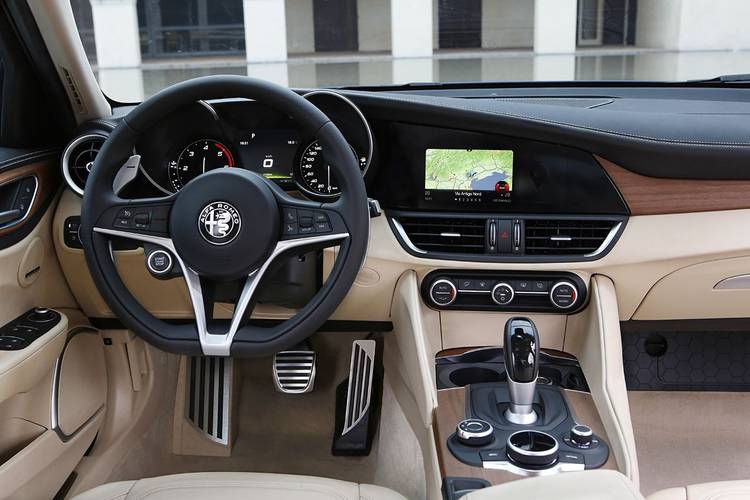 Interno di una Alfa Romeo Giulia 2016