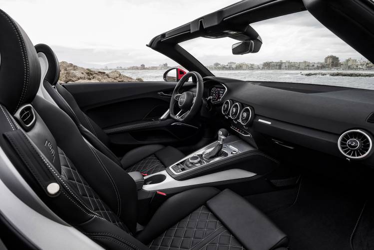 Interno di una Audi TT Roadster FV 8S 2015