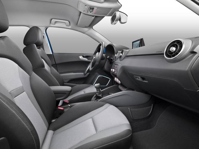 Audi A1 Sportback 2015 vorn sitzt