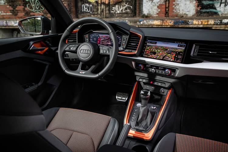 Interno di una Audi A1 GB 2019 Citycarver