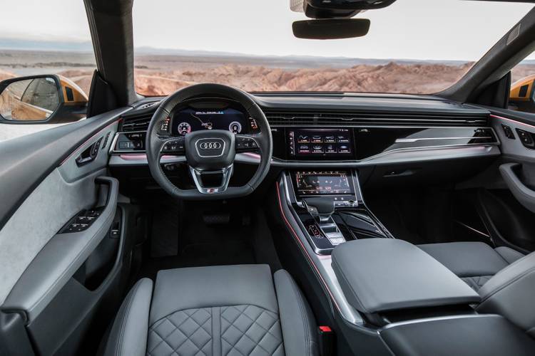 Interno di una Audi Q8 2018