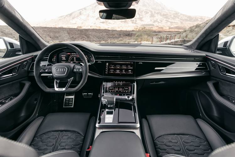 Interno di una Audi RS Q8 2019