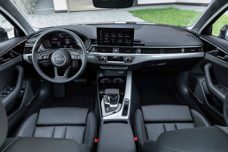Interno di una Audi A4 2019 facelift 8W