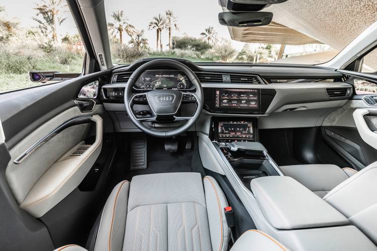 Interno di una audi e-tron 2019