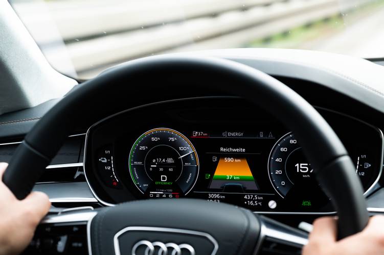 Interno di una Audi A8 60 TFSI e D5 4N 2020 