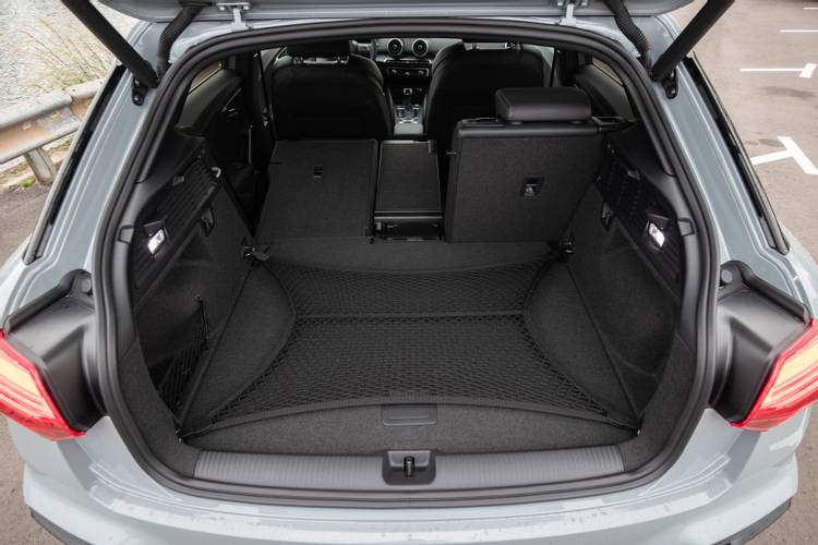 Audi Q2 facelift 2020 plegados los asientos traseros