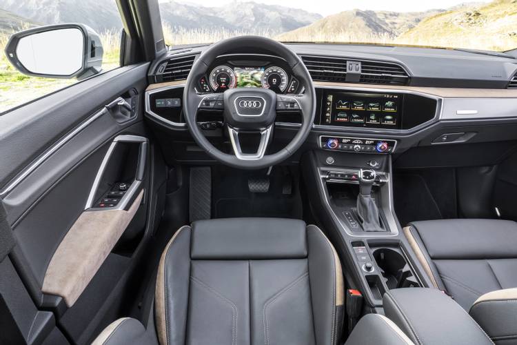 Interno di una Audi Q3 F3 2018