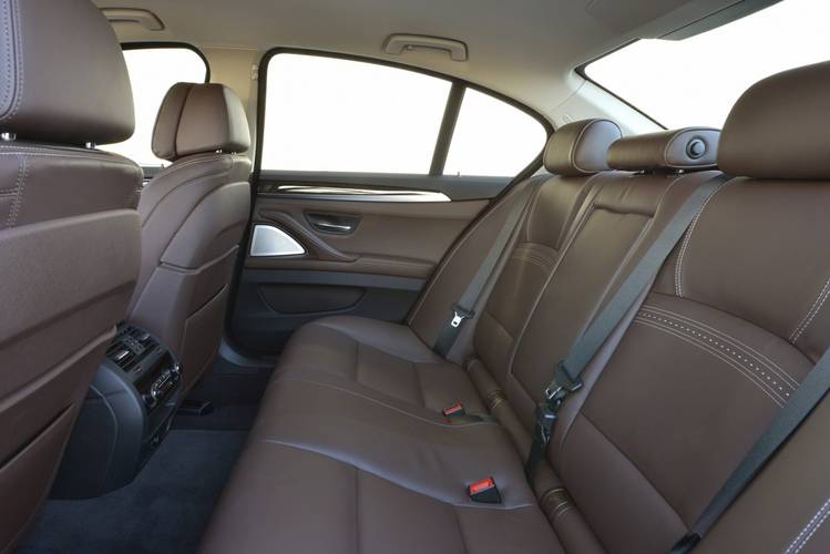 BMW 5 F10 facelift 2013 asientos traseros