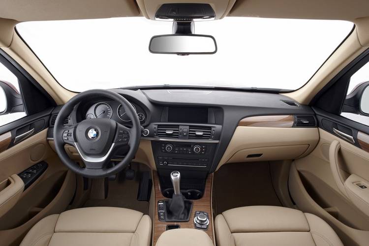 Interno di una BMW X3 F25 2010