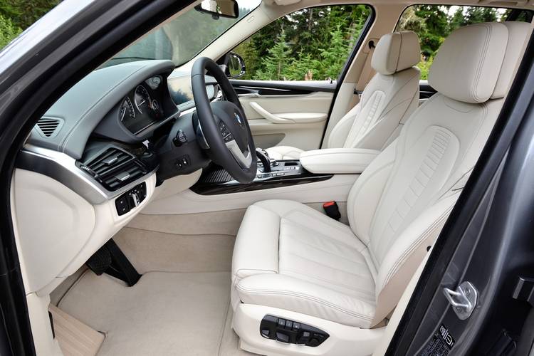 BMW X5 F15 2013 vorn sitzt