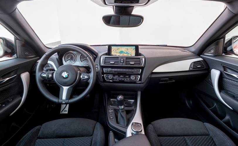 BMW M135i M140i F21 facelift 2015 interiér