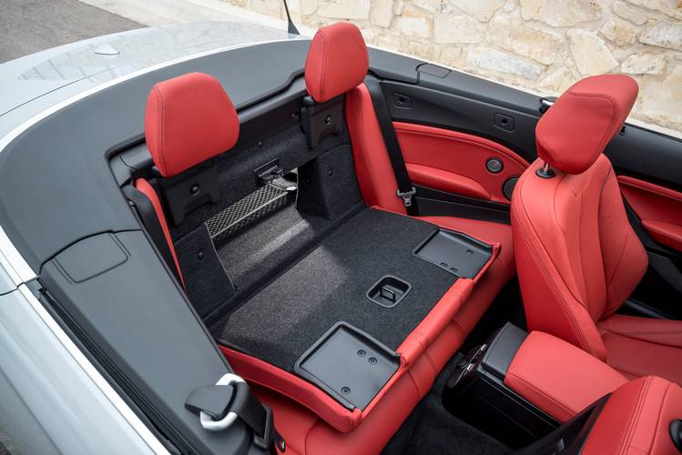 BMW 1 F22 2014 cabriolet sklopená zadní sedadla
