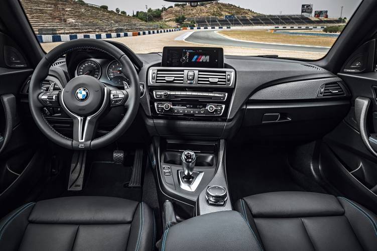 Interno di una BMW 2 F87 2016