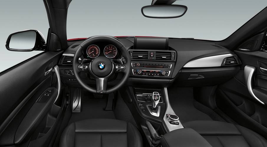 BMW M1 F22 2014 wnętrze