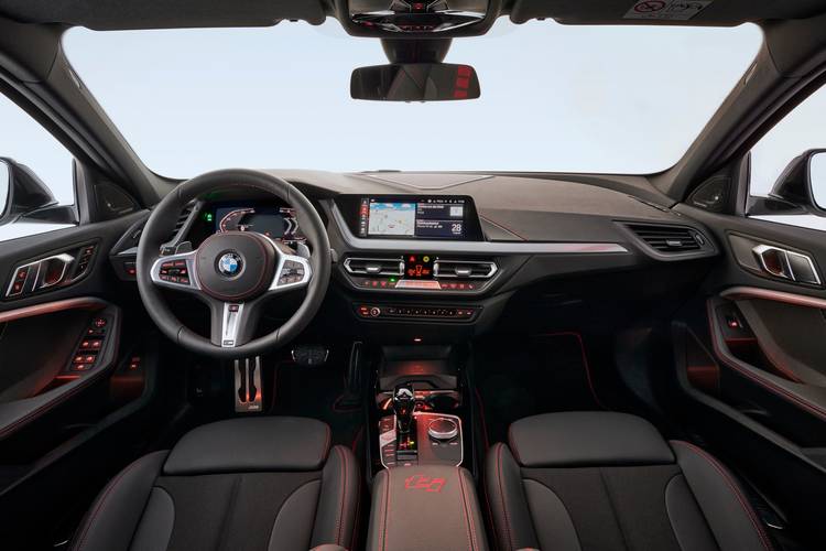 Interno di una BMW 1 128ti F40 2020