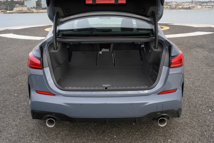 BMW 1 F44 Gran coupe 2019 sklopená zadní sedadla