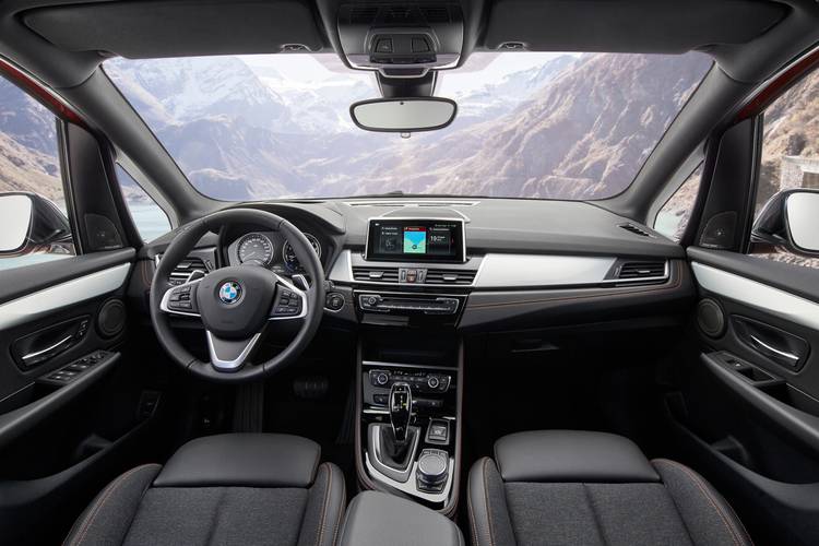 Interno di una BMW 2 F45 Active Tourer facelift 2018