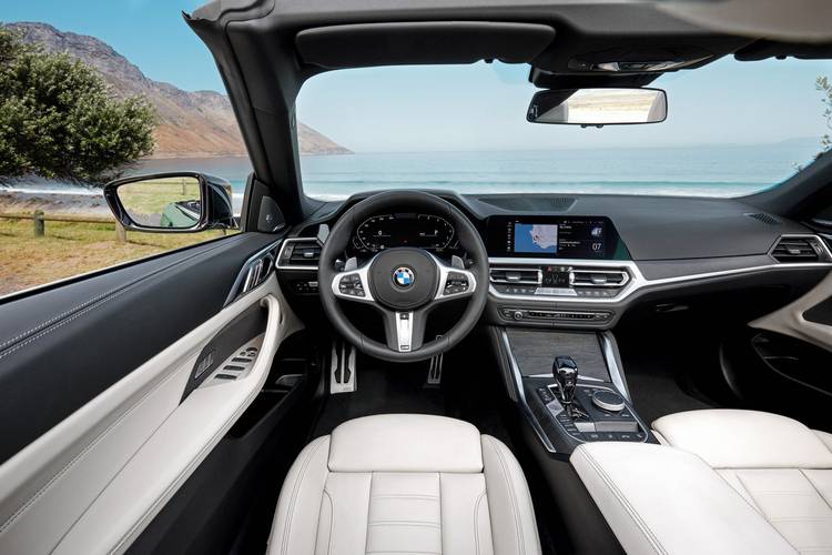 Interno di una BMW 4 G23 2020 cabrio