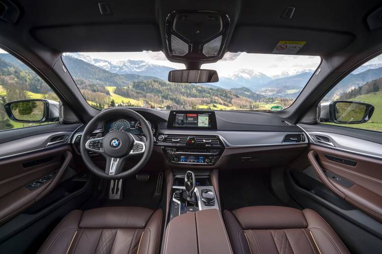 BMW M550i G30 2017 interiér