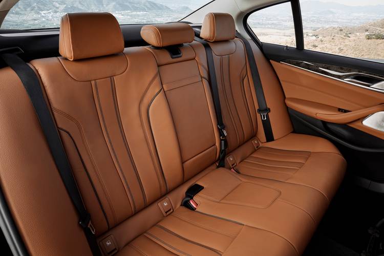 BMW 5 G30 2016 asientos traseros