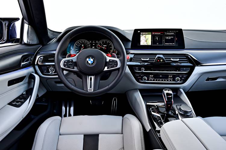 Interno di una BMW M5 F90 2017