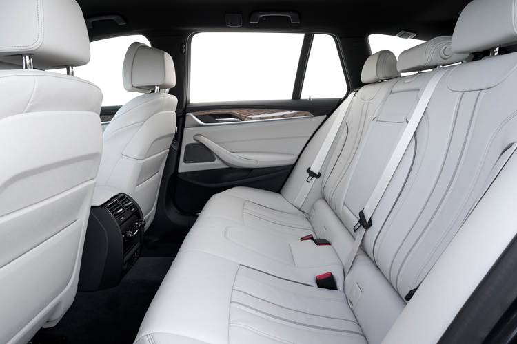 BMW 5 G31 Touring facelift 2020 rear seats