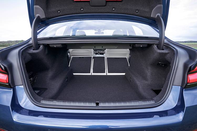 BMW 5 G30 facelift 2020 bagageruimte tot aan voorstoelen