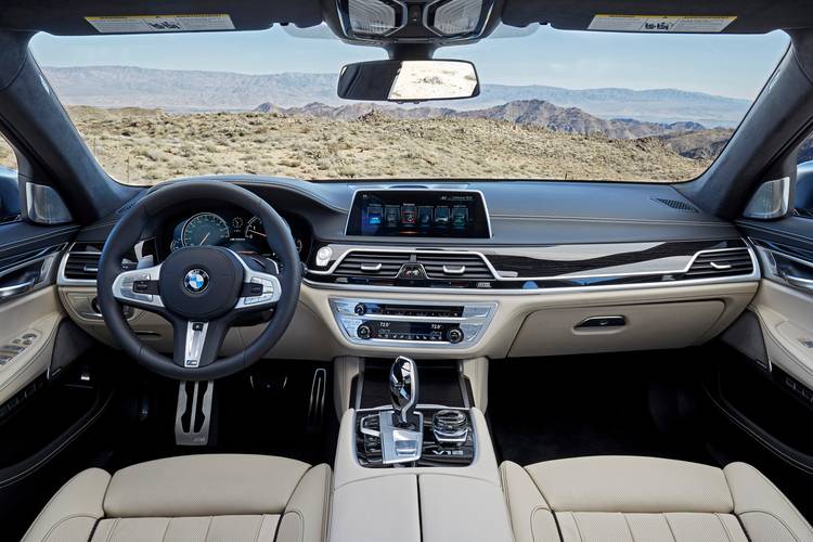 Interno di una BMW M760Li G11 2016