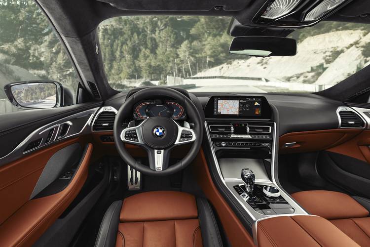 Interno di una BMW 8 G15 2018