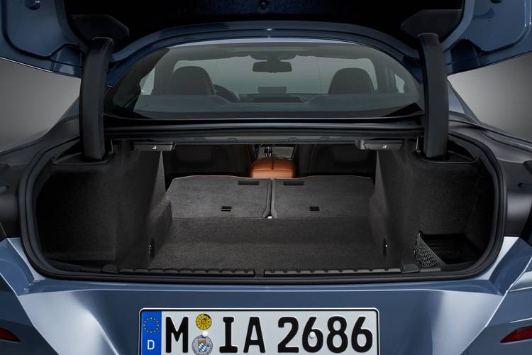 BMW 8 G15 2018 bagażnik aż do przednich siedzeń