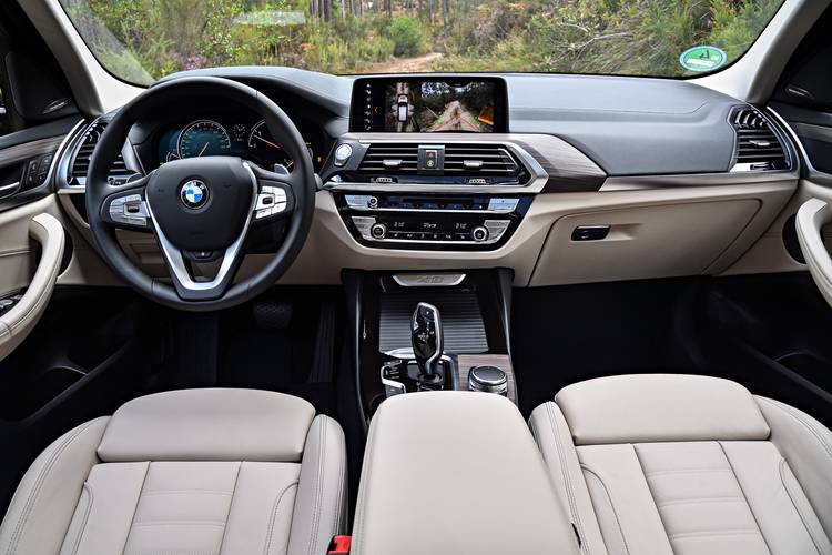 Interno di una BMW X3 G01 2017