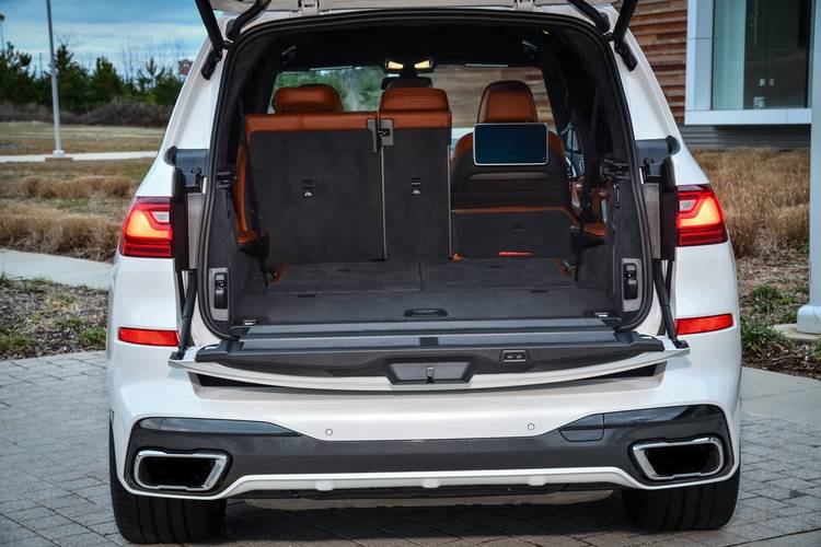 BMW X7 G07 2018 bagażnik aż do przednich siedzeń