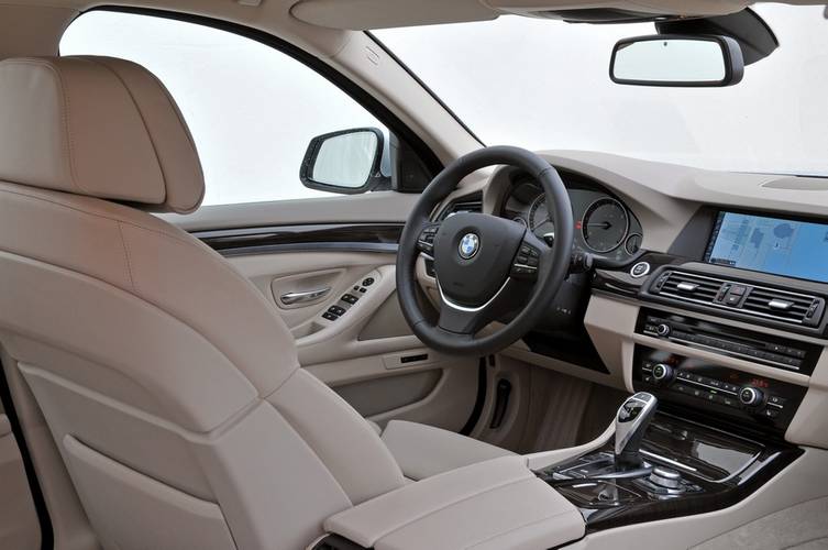 BMW 5 F10 2010 interiér