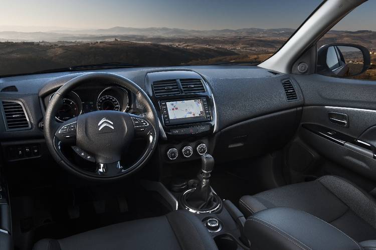 Interno di una Citroen C4 Aircross 2012