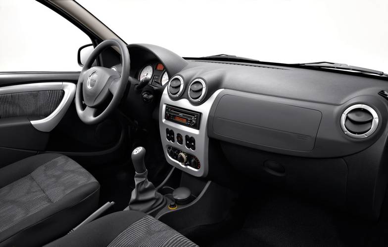 Interno di una Dacia Logan Facelift 2008