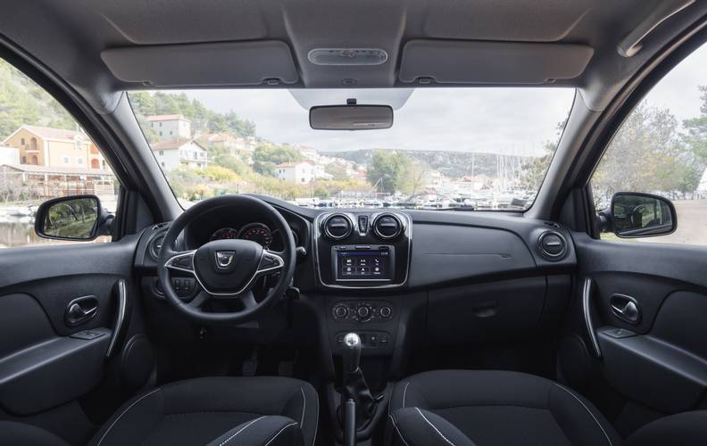 Interno di una Dacia Sandero B8 facelift 2016