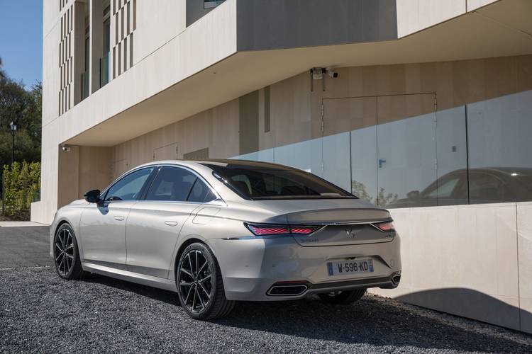 DS9 X83 2022 sedan
