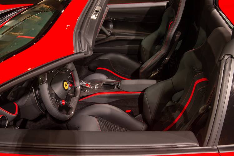 Sièges avant de la Ferrari 812 GTS 2020