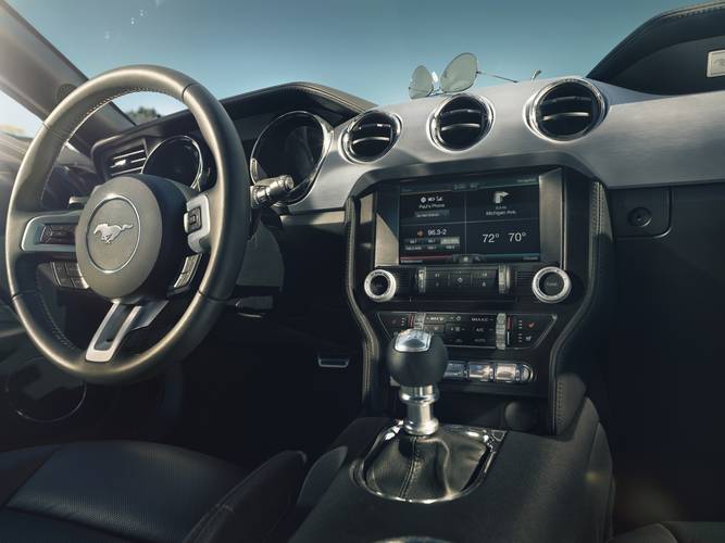 Interno di una Ford Mustang S550 2014