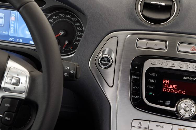 Interno di una Ford Mondeo 2007