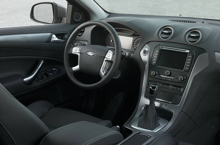 Interno di una Ford Mondeo CD345 Facelift 2010