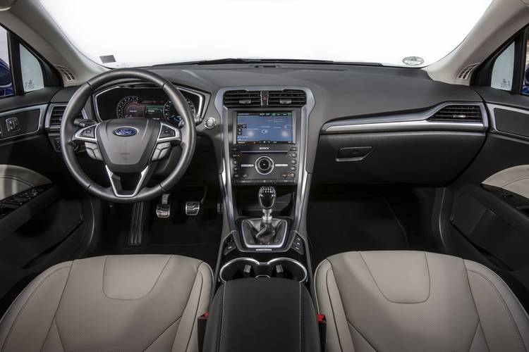 Interno di una Ford Mondeo CD391 2014