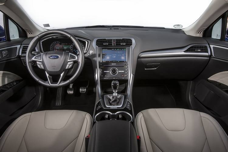 Ford Mondeo CD391 2014 wnętrze