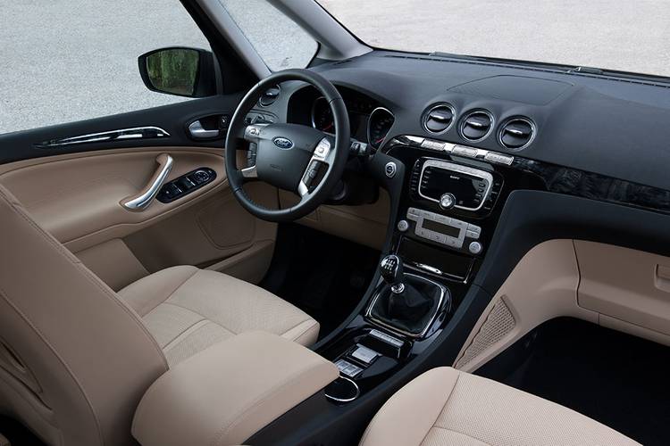 Interno di una Ford Galaxy 2010 Facelift