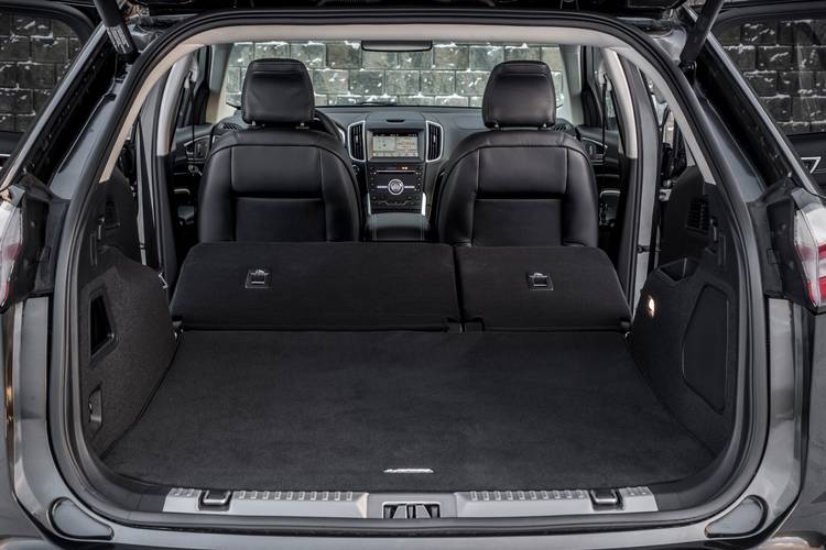 Ford Edge facelift 2018 plegados los asientos traseros