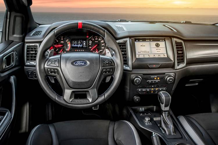 Interno di una Ford Ranger Raptor T6 facelift 2019