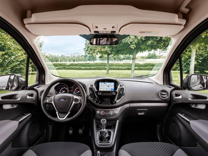 Interno di una Ford Tourneo Courier facelift 2018