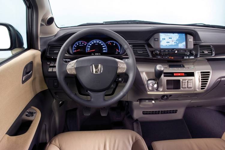 Interno di una Honda FR-V facelift 2005