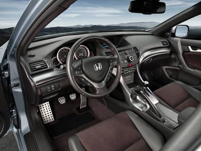 Interno di una Honda Accord facelift 2012