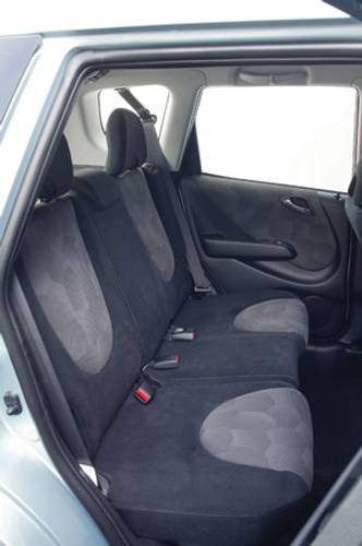 Honda Jazz 2005 asientos traseros